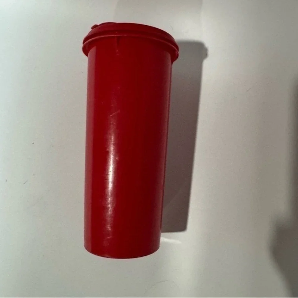 Rubbermaid Storage Container Lid pouring 9.5